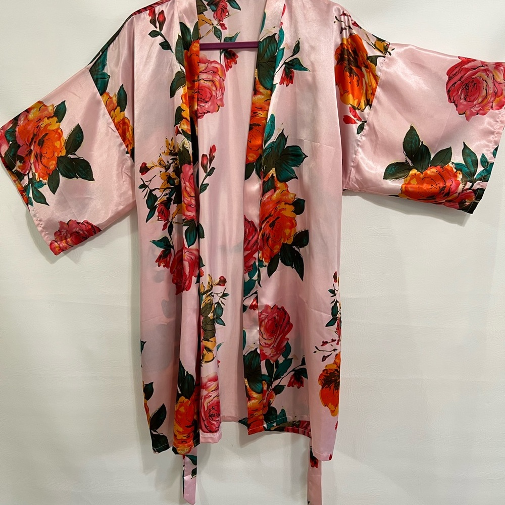 Kimono by Fashion pink floral pattern NWOT tie belt. Cover up, Robe